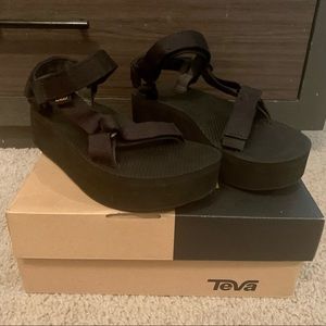NWOT Black Platform Teva Sandal